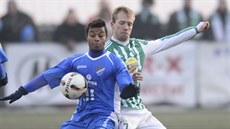 Ostravský Carlos Azevedo si chrání mí ped Dmytrijem Jeremenkem z Bohemians...