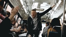 Hvzdný rapper Macklemore pekvapil cestující newyorského autobusu, kdy zaal...