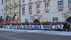 Bedřicha Ščerbana podpořili před jednáním radních i stovky fanoušků. V pondělí...