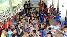 Skupina Rybiky 48 nauila dti na Bali rockový pozdrav  paroháe (2014)