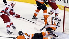 GÓLOVÁ AKCE. Ji�í Tlustý (vlevo) p�ekonává obranu Philadelphie. 