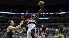 John Wall z Washingtonu zakon�uje v utkání proti Bostonu. 