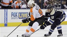 U PUKU. Jakub Voráek z Philadelphie (vlevo) v utkání proti Columbusu. 