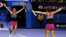 Sara Erraniová (vpravo) a Roberta Vinciová se radují ve finále tyhry na