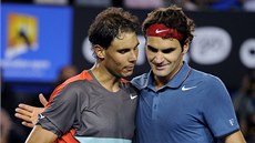 RIVALOVÉ. Rafael Nadal (vlevo) a Roger Federer po semifinále Australian Open. 
