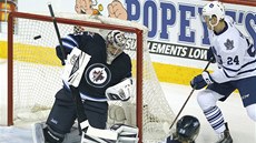 Branká Winnipegu Ondej Pavelec elí steleckému pokusu v utkání s Torontem. 