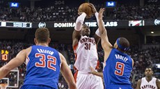 Terrence Ross z Toronta st�ílí v utkání s Los Angeles Clippers. 