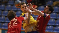 David Poloz ze Zlína se prodírá obranou Ji�ína. 