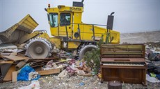 Zachovalé piáno se objevilo na zlínské skládce odpad Suchý dl.