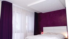 Ložnice - za postelí byl použit benátský štuk, ve stejné barvě jsou i závěsy.