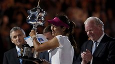 ínská tenistka Li Na s trofejí pro vítzku enské dvouhry na Australian Open.