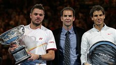 JE MOJE. Stanislas Wawrinka se mazlí s trofejí pro ampiona Australian Open.