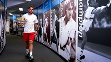 JE MOJE. Stanislas Wawrinka se mazlí s trofejí pro ampiona Australian Open.