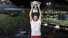 TEN POHÁR JE MJ!!! výcarský tenista Stanislas Wawrinka pózuje na ochozu...
