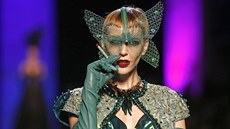 Jedním z pekvapení haute couture pehlídka Jean Paul Gaultiera byla tanenice Dita Von Teese v roli noního motýla.