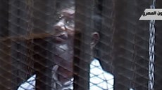 Svrený prezident Muhammad Mursí soud neuznává. Vypovídat odmítl. Snímek...
