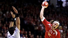 Dánský házenká� Mikkel Hansen se chystá ke st�ele p�es Timuzsina Schucha z...