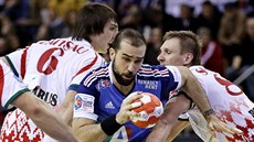 Francouzský házenká� Igor Anic (v modrém) proniká b�loruskou obranou.