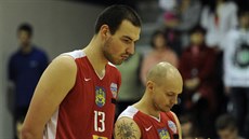 Jindřichohradečtí basketbalisté Tomáš Vošlajer (vlevo) a Jan Pavlík před...