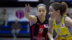 Laia Palauová (vpravo) z USK Praha uniká Nice Bari�ové ze Spartaku Moskva.