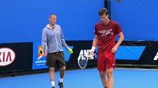 Tomá Berdych (vpravo) piluje svou hru pod dohledem trenéra Tomáe Krupy.