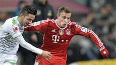 Xherdan Shaqiri (vpravo) z Bayernu Mnichov nahání Juliana Korba z...