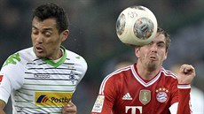 Juan Arango (vlevo) z Mönchengladbachu a  Philipp Lahm z Bayernu Mnichov...