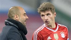 Pep Guardiola, trenér Bayernu Mnichov, pedává pokyny Thomasi Müllerovi.