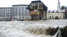 Jedním ze symbolů povodní v roce 2010 se stala Chrastava, kde voda ničila domy...