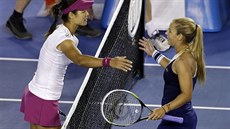 DOBOJOVÁNO. Slovenská tenistka Dominika Cibulková (vpravo) gratuluje Číňance Li...