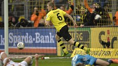 A HONEM SLAVIT. Sven Bender z Dortmundu (ve žlutém) právě vstřelil úvodní gól...