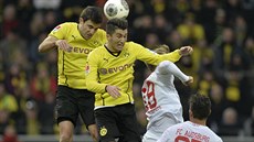 DVA KOHOUTI NA JEDNU HLAVIKU. Hned dva dortmundtí hrái, (zleva) Sokratis a...