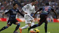 MEZI DVMA. Hvzda Realu Madrid Gareth Bale (uprosted) se proplétá mezi dvma...
