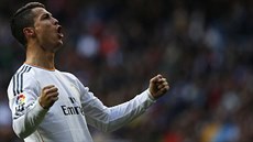 Záloník Realu Madrid Cristiano Ronaldo slaví gól do sít Granady.