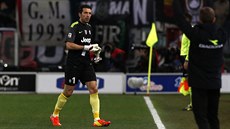 A VEN! Gólman Juventusu Turín Gianluigi Buffon (vlevo) opou�tí h�i�t� poté, co...