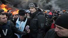 Opoziním demonstrantm na Ukrajin dochází po uzavení obchod se zbranmi neprstelné vesty. Shání také léky a teplé obleení.