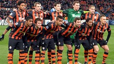 Fotbalisté �achtaru Don�ck pózují p�i týmovém focení. 