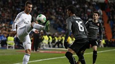 Fotbalista Realu Madrid Jese Rodriguez si hraje s obránci Espa�olu Barcelona,