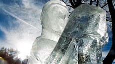 Ledosochaři se zahřáli s pilou, teploty nad nulou však nesvědčí jejich dílům. Na snímku je Matěj Bednařík.