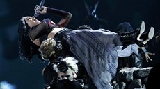 Katy Perry pi vystoupení s písní Dark Horse (Grammy 2013)