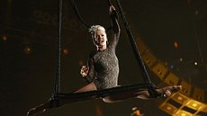 Pink na provazech pi písni Try (Grammy 2013)
