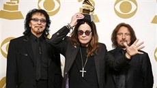 Tony Iommi, Ozzy Osbourne a Geezer Butler z Black Sabbath pózují se sokou za...