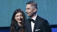 Zpěvačka Lorde a producent Joel Little přebírají cenu za nejlepší píseň Royals....
