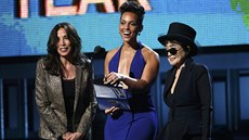 Olivia Harrison, Alicia Keys a Yoko Ono vyhlaují cenu za album roku. (Grammy...