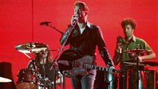 Josh Homme z Queens of the Stone Age hraje skladbu My God Is the Sun. (Grammy...