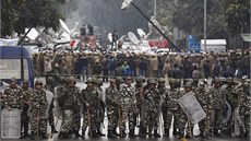 Policejní kordony v centru Dillí. Stávající regionální vláda by nad policií,...