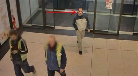 Zlodje v nákupním centru zachytily bezpenostní kamery.