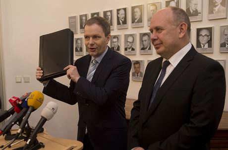 Ministr kolství Marcel Chládek (vlevo) ukazuje pi pebírání ministerstva