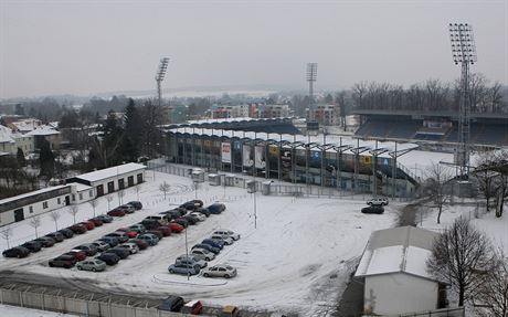 Odstavné parkovit u fotbalového stadionu bývá pes den poloprázdné. Na hlavní...