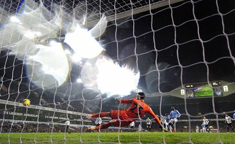 Yaya Toure z Manchesteru City stílí gól z penalty, Hugo Lloris, branká...